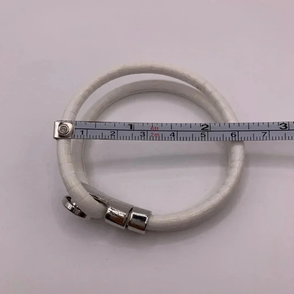 White leather button  bracelet - Picture 4 of 4